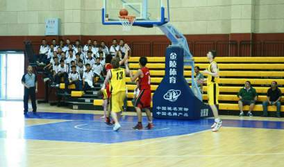 符拉迪沃斯托克国立经济与服务大学的男子篮球队参加了 “旅游杯”篮球赛