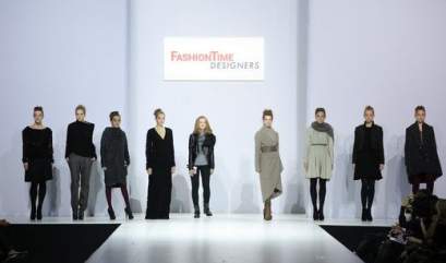 莫斯科时髦周的时候符拉迪沃斯托克国立经济和服务大学的毕业生演示了被自己创作的服装